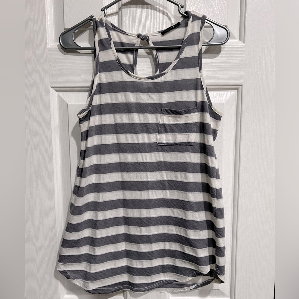 Papermoon Egan One Pocket Gray Sleeveless Tank Top - Stitch Fix